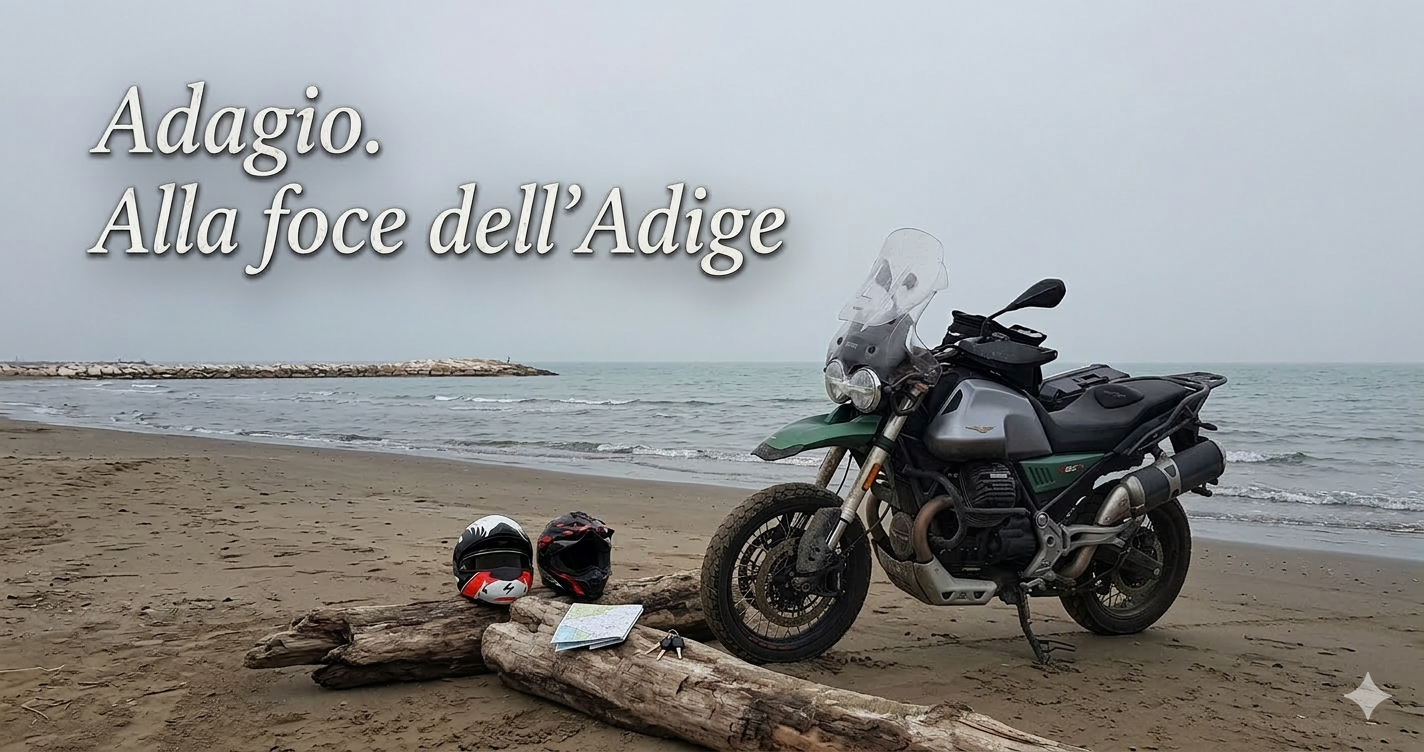 Viaggio in Moto Guzzi V85TT alla foce dell'Adige, moto sulla sabbia e atmosfera malinconica.