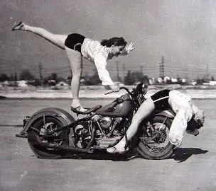 foro d'epcoca in bianco e enero con ragazze acrobate sulla moto
