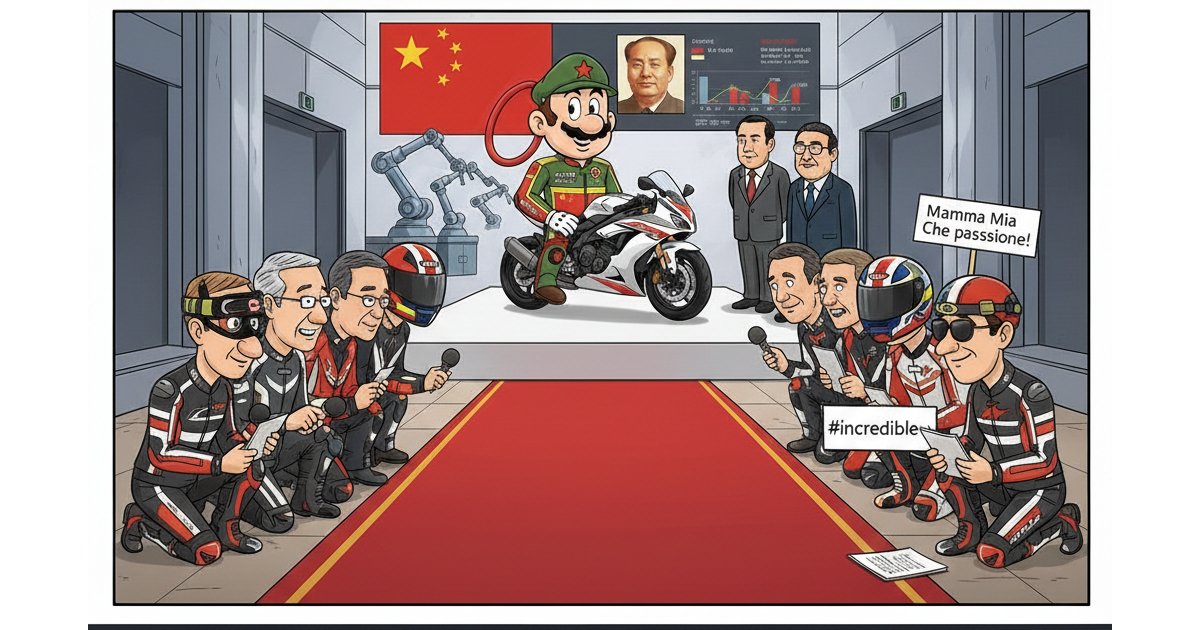 Vignetta satirica digitale intitolata "Il Pilota Telecomandato". Al centro, un pilota di moto con le fattezze di Super Mario (satira su Zhang Xue, fondatore di Kove) indossa una tuta verde e gialla con loghi "KOVE" e "Made in China". Il pilota sorride dicendo "Mamma Mia! Che passione!", mentre un cavo rosso esce dalla sua testa ed è collegato a un telecomando rosso con il simbolo della falce e martello, azionato da una mano esterna. Il telecomando riporta la scritta "Global Market Share. Phase 3". Sullo sfondo, una fabbrica automatizzata cinese con bandiera della Cina e un ritratto di Mao Zedong. In primo piano una moto sportiva bianca e rossa.