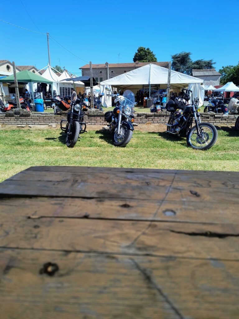 A volte si arriva e si guarda. In moto. Altre moto.