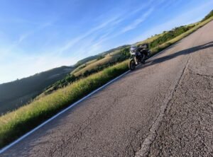 A volte si arriva e si guarda. In moto. Altre moto.