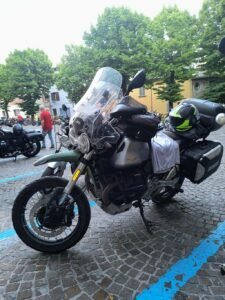 Moto Guzzi v85tt centenario con tris di valigie e borsa serbatoio parcheggiata a Cagli per evento 2026 del "divin guzzista"