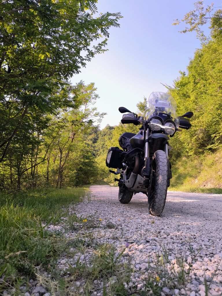 moto guzzi v85tt in sosta su strada bianca in Italia.  Siamo sugli appennini marchigiani