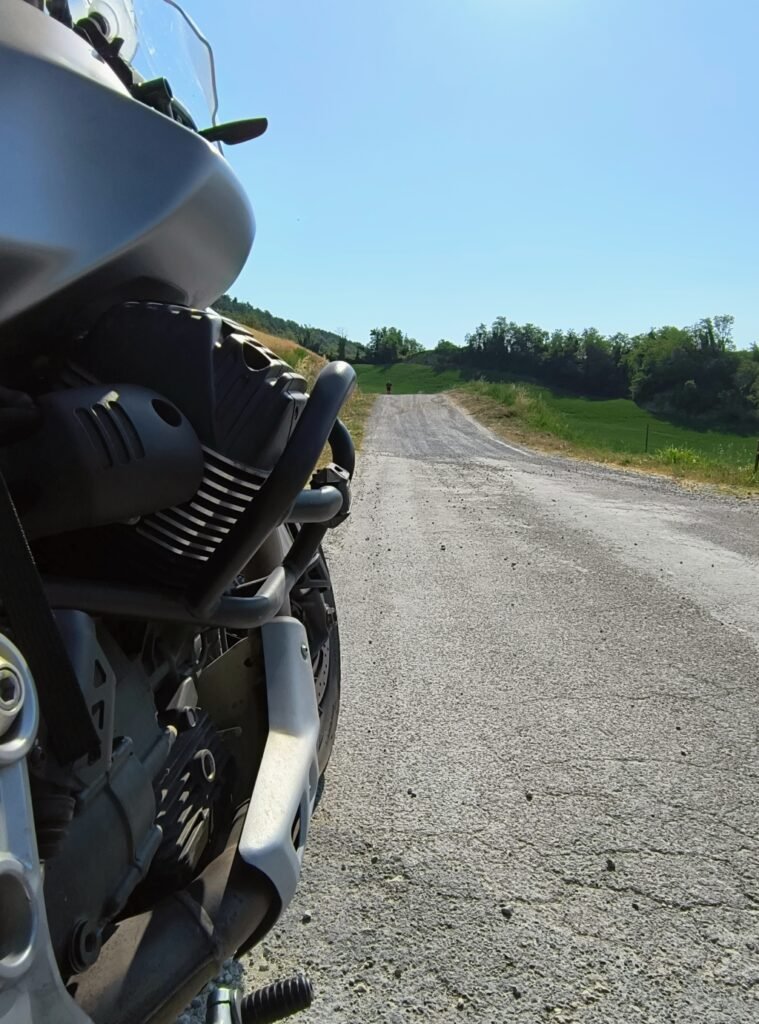 una stradina appenninica e una tastata del motore a destra del  v85tt
