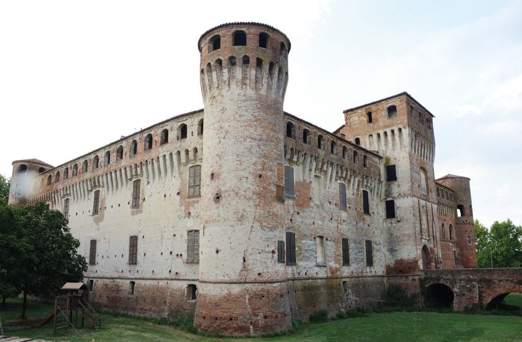 la foto visualizza rocca Pallavicino da ripresa angolare con il primo piano su una torre dalla sezione cricolare
