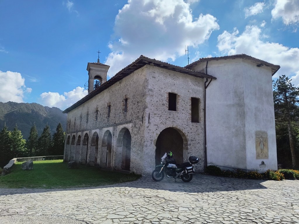 Sosta di moto gurru v8544 preso chiesa sulle prealpi bresciane