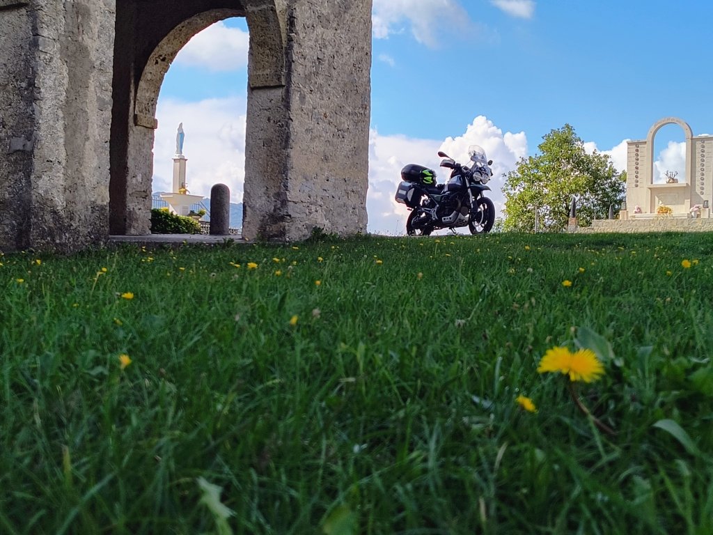 Moto Guzzi v85tt in ssota presso chiesetta sulle prealpi bresciane