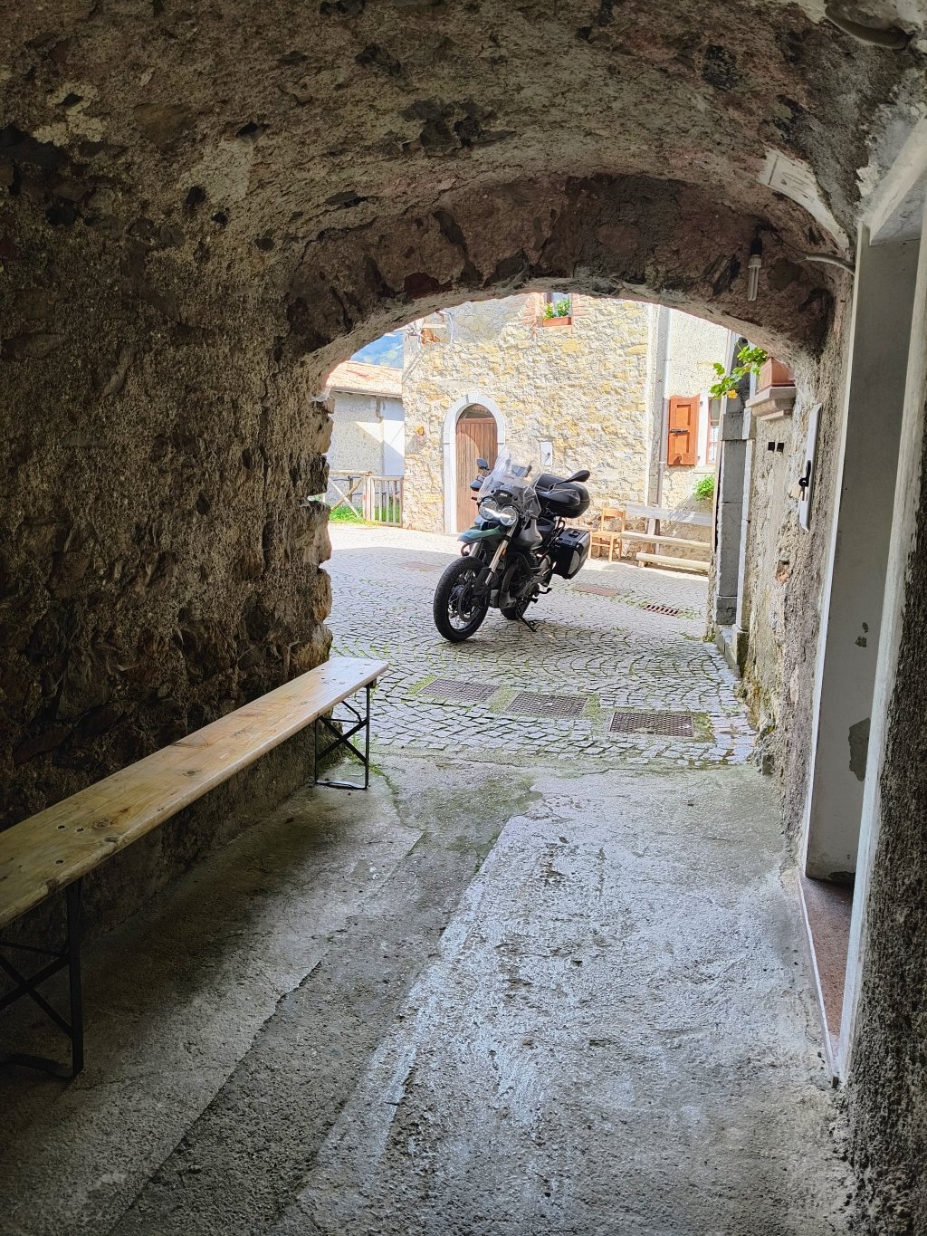 moto guzzi v85tt in sosta in piccolo borgo delle prealpi bresciane