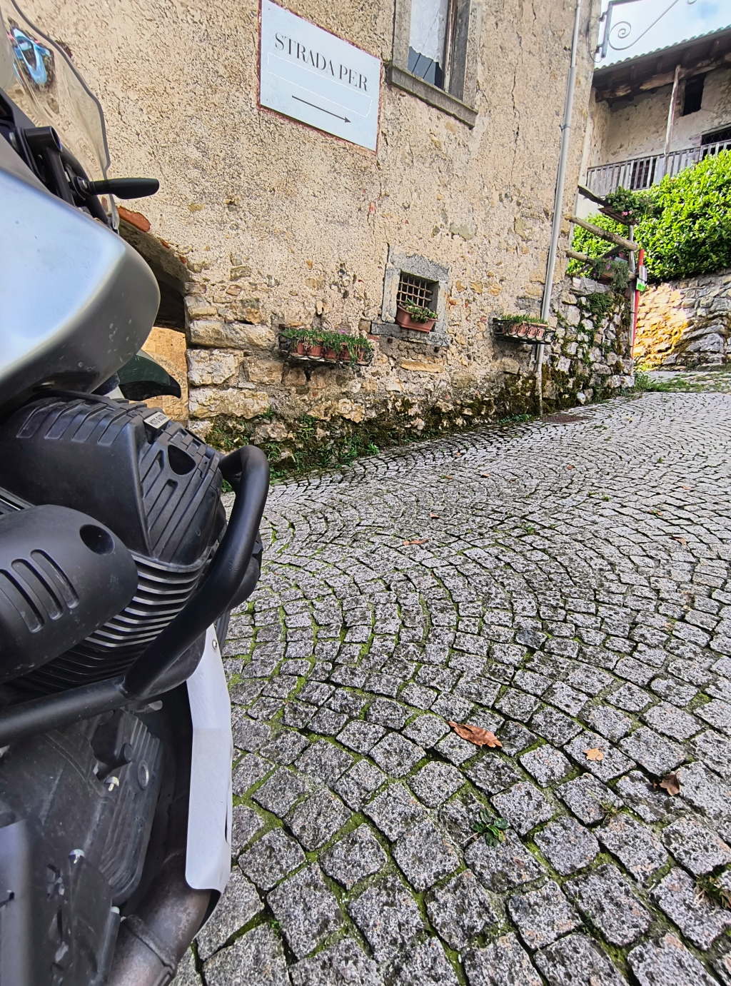 moto guzzi v85tt in sosta in piccolo borgo delle prealpi bresciane