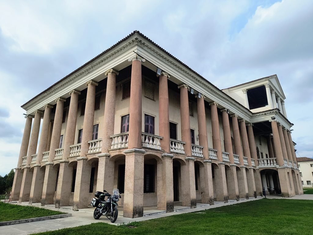 MOTO GUZZI V85TT NEI PRESSI DELLA VILLA CAPPELLO MOROSINI IN VENETO.