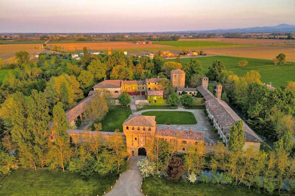 castello di paderna immerso nella campagna piacentina